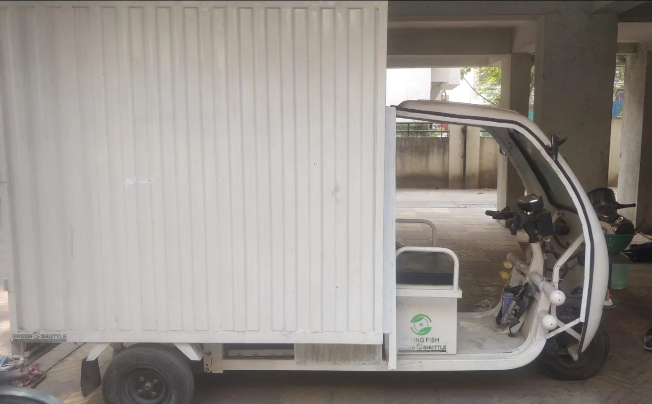 Electric three-wheeler configured for local bakery product distribution